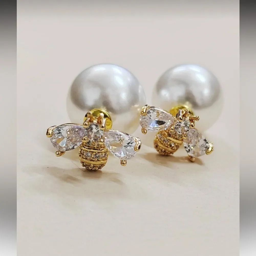 Pearl Bee Stud Earrings Q510